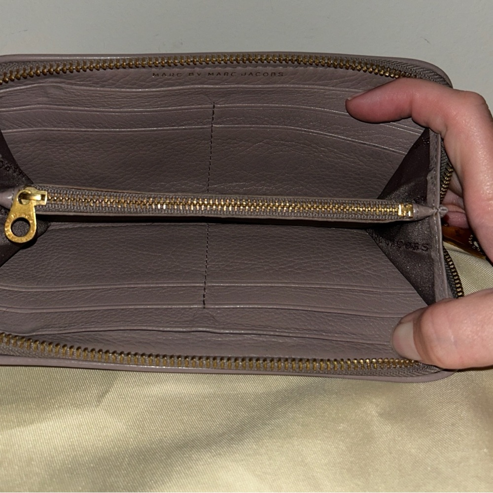 Clean Vintage Marc by Marc Jacobs Q
Slim Zip Around Wallet - Picture 7 of 10